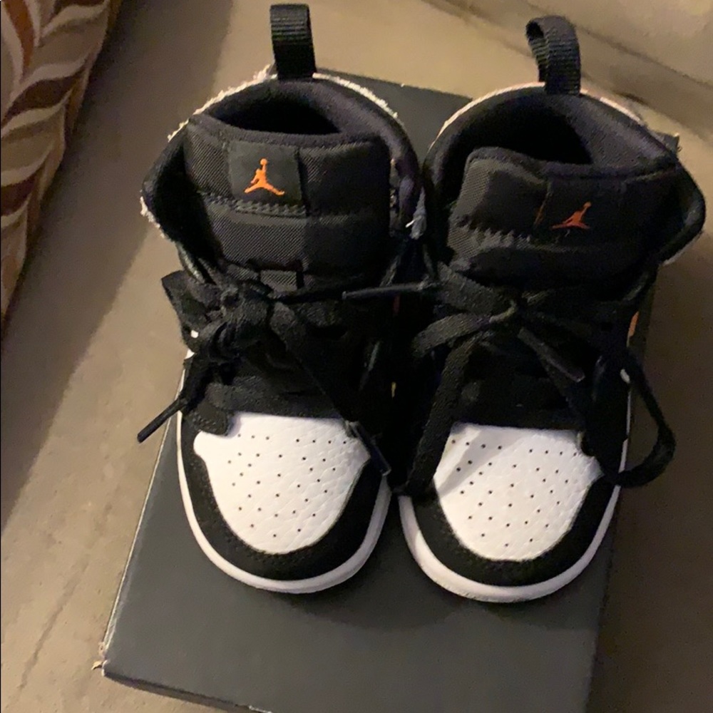 Jordan 1 Mid size 6c